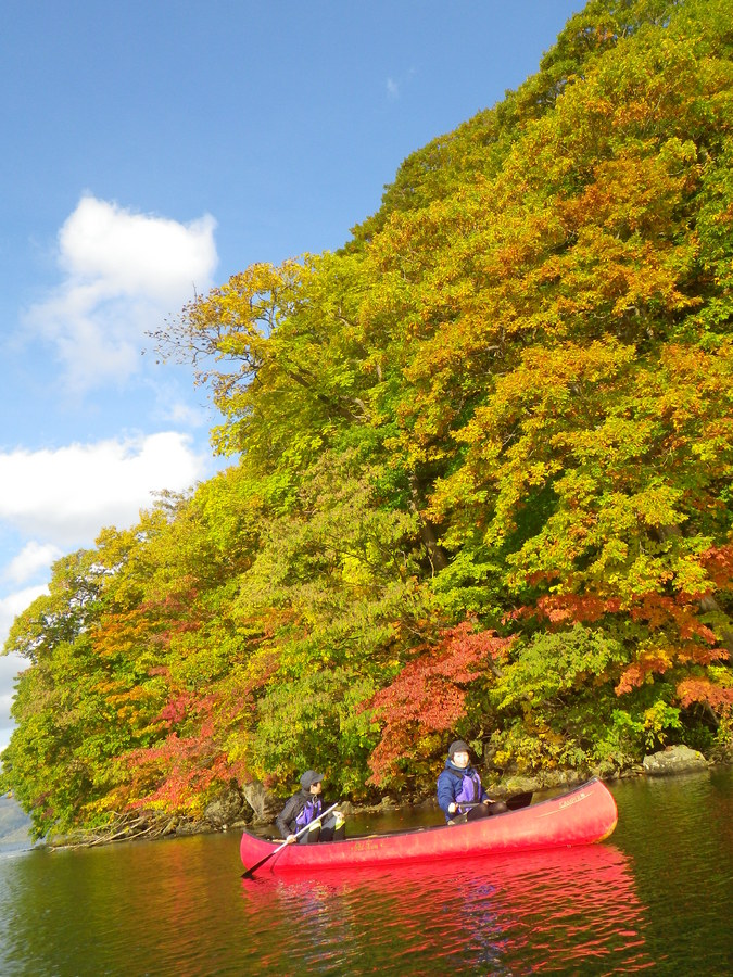 紅葉の洞爺湖をカヌーで進む